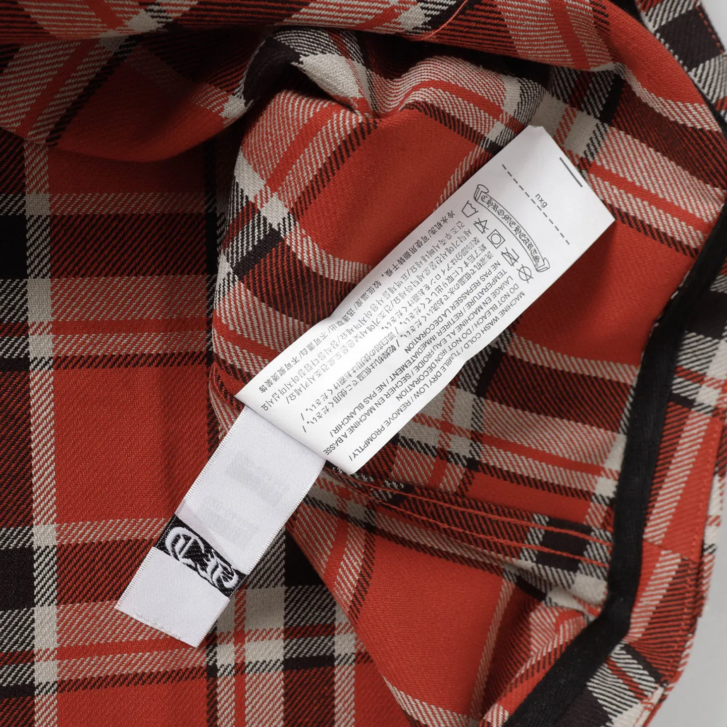 🅿️380 ch|24fw Crow Heart New Striped Plaid Splicing Silver Button Cardigan Shirt Process description: The fabric is made of custom-woven and custom-dyed wool blended fabric. The fabric contains wool components and has a very good texture. All the plaids are counter-position stitching. Every size and every plaid splicing is counter-position. It not only consumes fabric but also takes time. The details are very delicate. The sleeve logo printing uses special pulping. The characteristic of the printing process is the use of high-performance glue for printing, which creates a sense of layering on the printed pattern. The accessories of the new yb mold are used. Buttons and pocket silver jewelry are custom-developed using silver-plated foti materials. The cuffs are made with buttons and snaps that are consistent with yb and are designed with loose fit. The oversized version is truly restored. Color: blue/green/red. Size: S-XL.